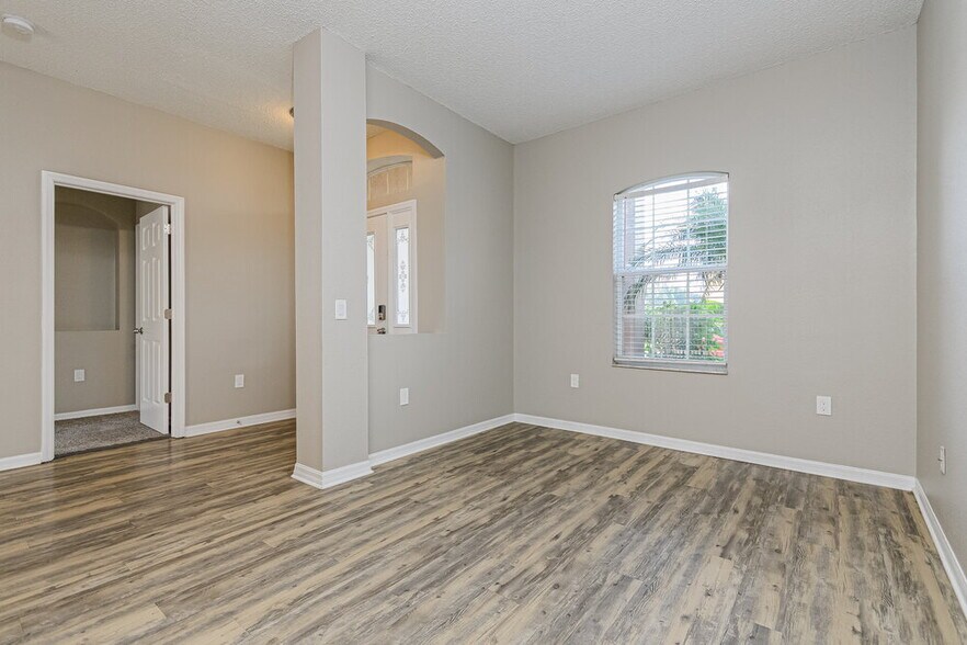 Building Photo - 204 Abbotsbury Dr