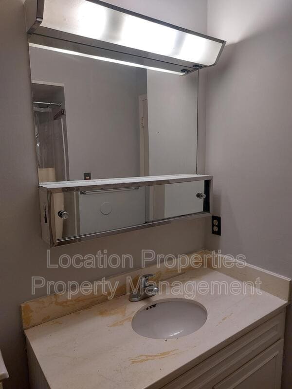 Building Photo - 3039 W 7th St