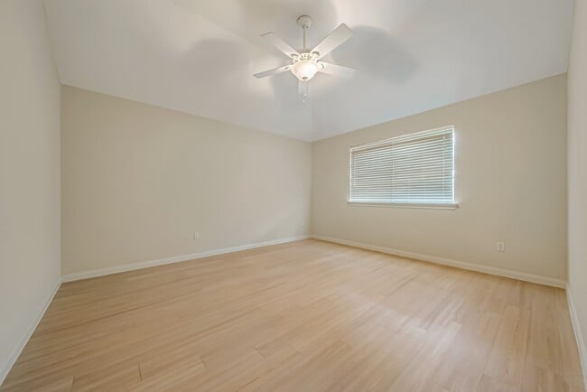 Building Photo - 12810 Lakeshore Dr