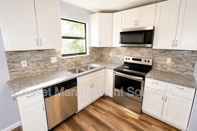 Building Photo - 1 Oak Point Dr