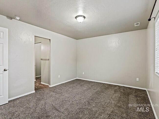 Building Photo - Immaculate/Charming Home in NW Meridian