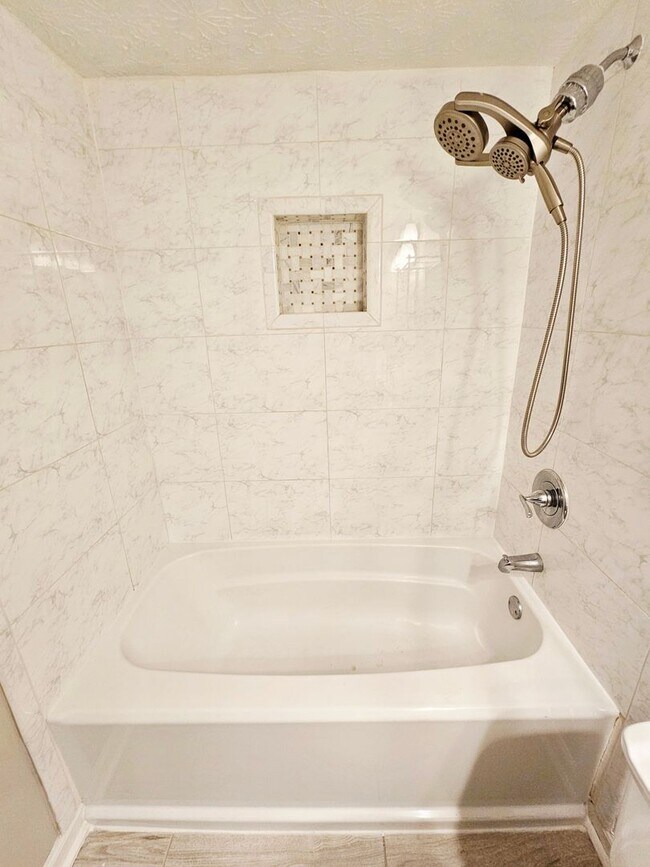 Building Photo - MOVE-IN READY! 2BR Townhome in Clintonville near OSU – W/D, Parking, Pet Friendly