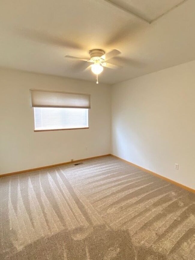 Building Photo - Large 3 Bed, 2.5 Bath Townhome in Northwes...