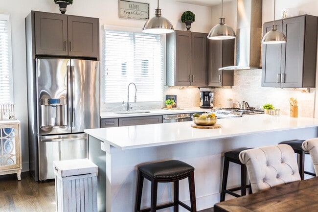 Building Photo - "Charming 3 Bed, 3 1/2 Baths Townhouse in Nashville's Desirable 37204 Neighborhood!" In The Heart...
