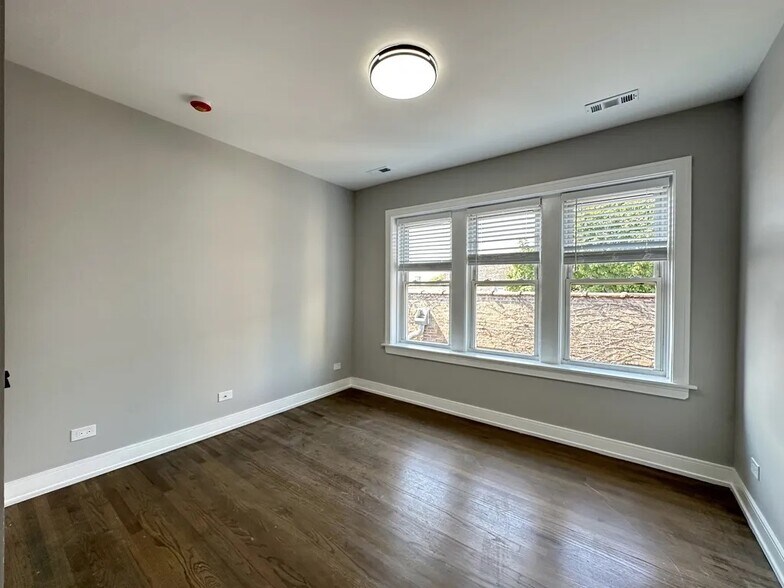 Building Photo - 2636 W Carmen Ave