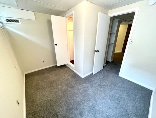 Building Photo - 1 Bedroom Apartment Downtown w/ Bonus Room...