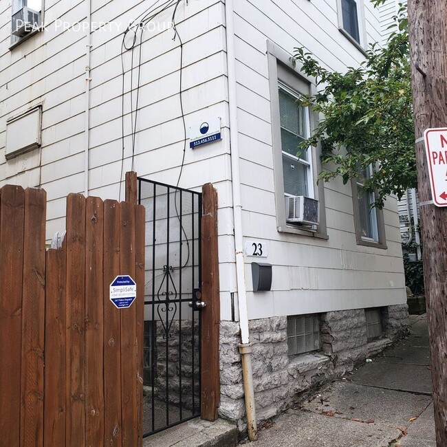 Primary Photo - 23 W Hollister St
