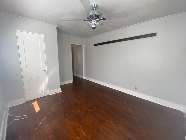 Building Photo - Ave G-5009