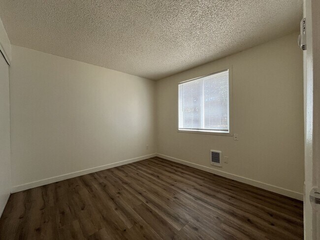 Building Photo - Spacious Corner Apartment with Three Bedrooms, Open Living Space & Modern Kitchen