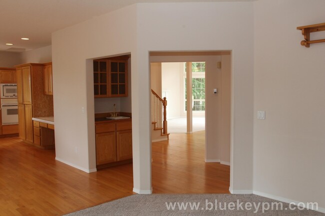 Building Photo - REDUCED $200!!   3-4 Bed, 3 Bath Camas Hom...