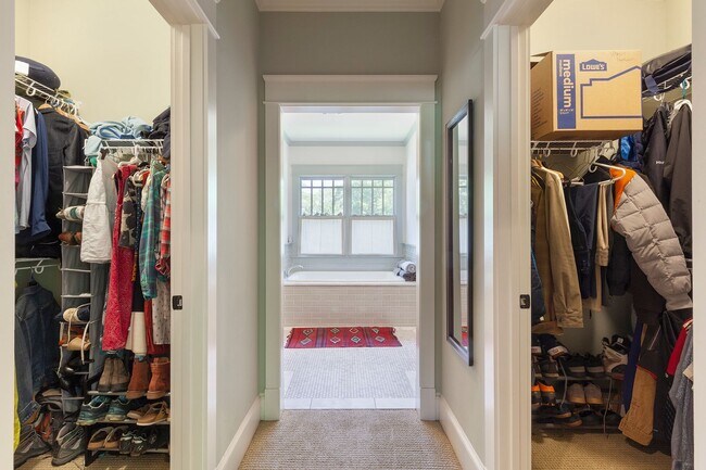 Building Photo - Beautiful 4/4 Plus Office, 4 Blocks From E...