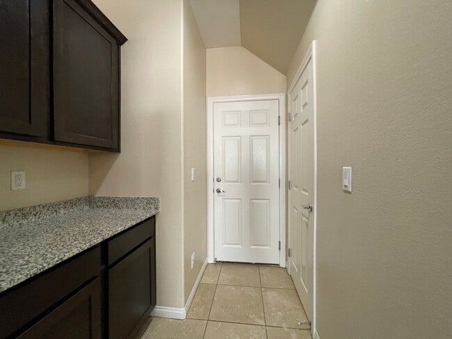 Building Photo - 4 BED 2.5 BATH 2 CAR GARAGE SINGLE FAMILY ...