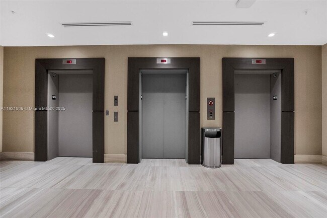 Building Photo - 1010 SW 2nd Ave