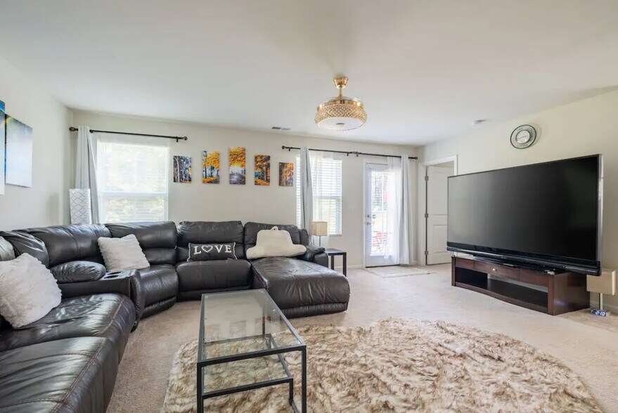 Building Photo - Room in House on Skipjack Ln