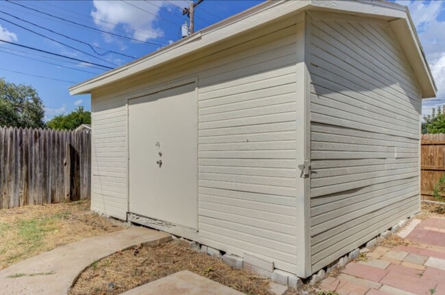 Building Photo - Newly remodeled 3 bad 2 bath near South Lo...