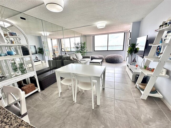 Building Photo - 6361 Bahia Del Mar Blvd S