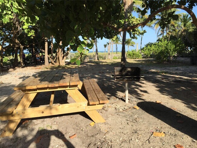 Building Photo - 8340 Crespi Blvd