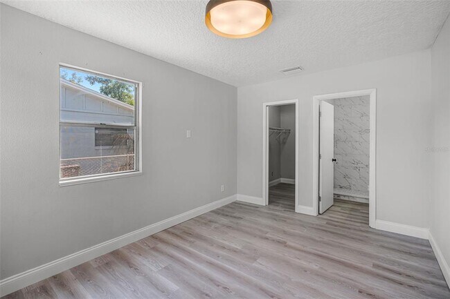 Building Photo - 2105 9th St NE