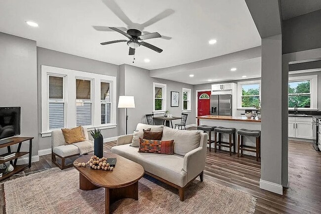 Building Photo - 5811 Bramble Ave