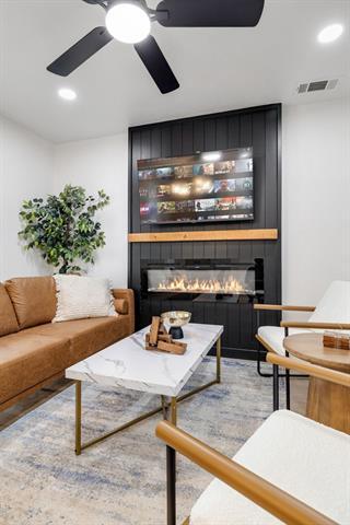 Building Photo - 718 Tearose Dr