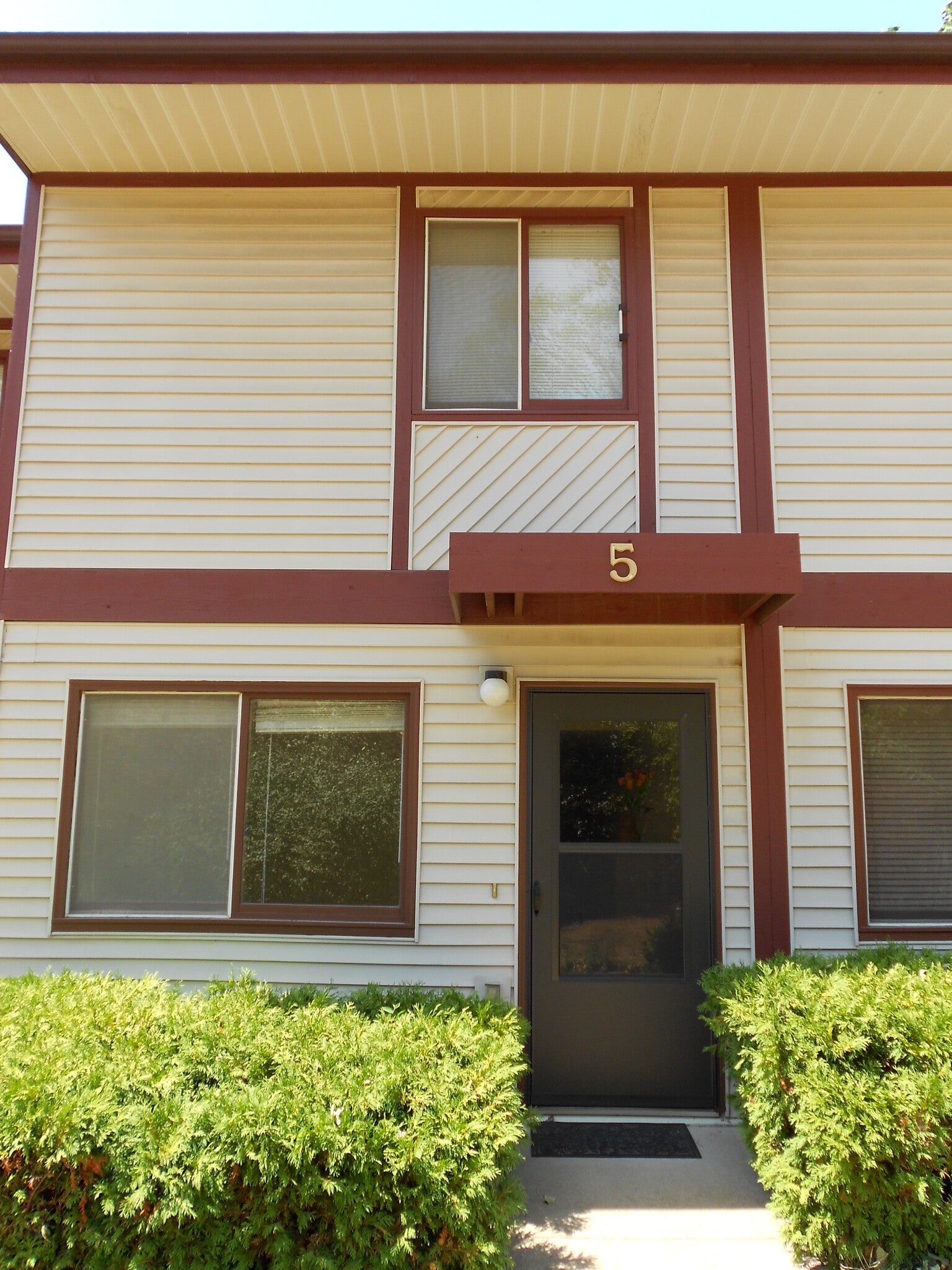 Building Photo - 420 6th Ave