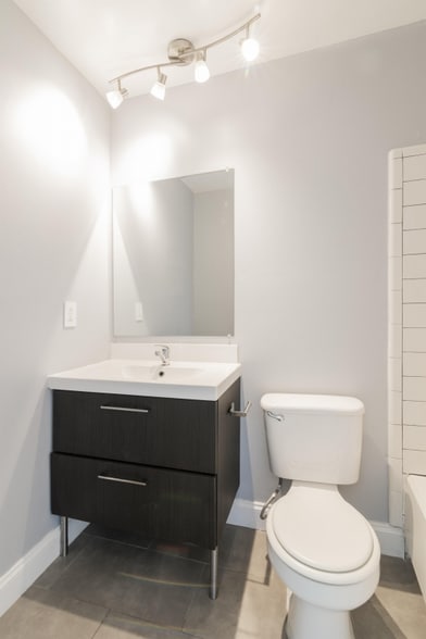 Building Photo - 7812 Renaissance Ct