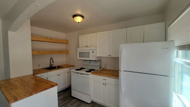 Building Photo - Annual Updated One Bedroom, One Bath Duplex Located in The Village of the Art