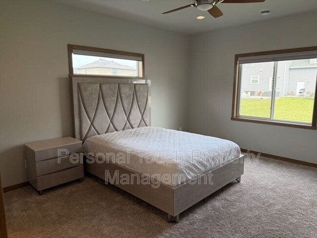 Building Photo - 7352 Eagle Point Dr S