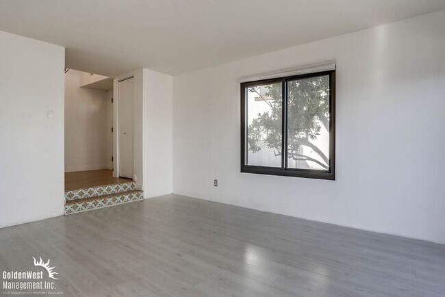 Building Photo - Bright & Airy 2Bdm 1Ba Townhome in San Diego!