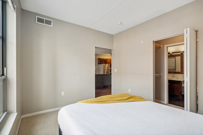 Building Photo - 616 Washington Ave S