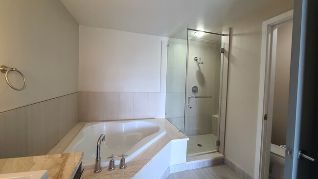 Building Photo - 2 Bedroom Condo located in Park House.