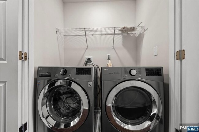 Building Photo - 9 Landmark Ln