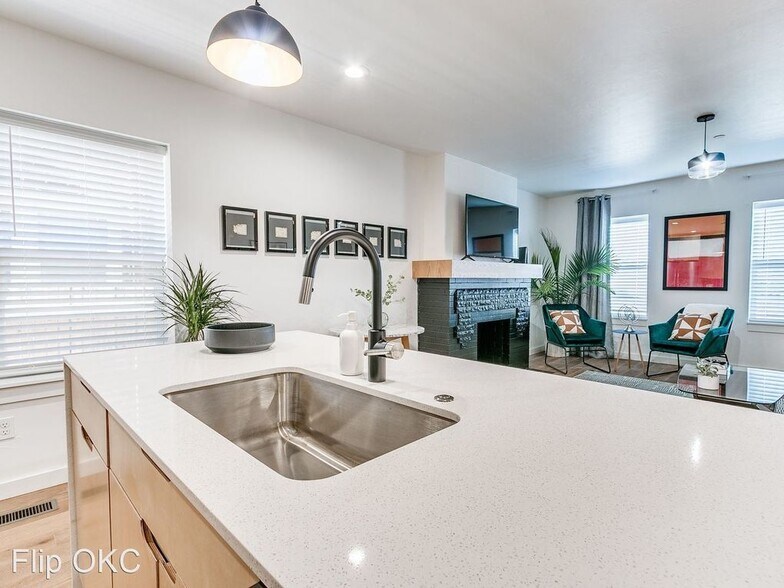 Building Photo - 808 NW 23rd St