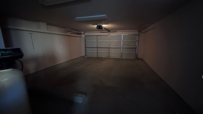 Building Photo - Beautiful 3 Bedroom 2 Bathroom with Low Ma...