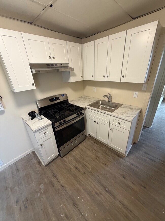 Building Photo - 1224 E 2nd St