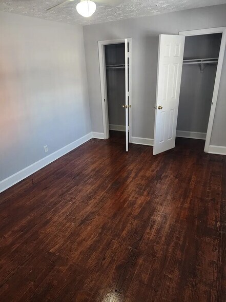 Building Photo - Room in Apartment on 8th St