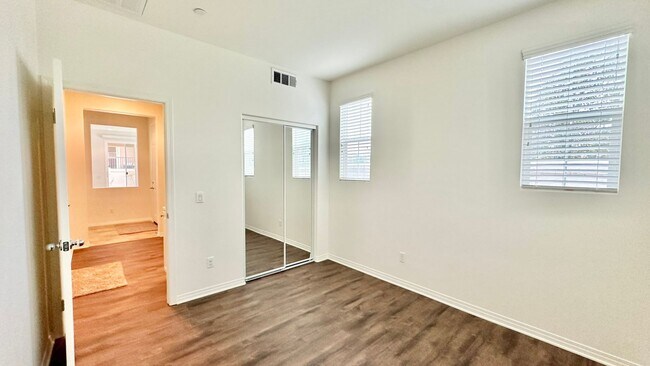 Building Photo - Beautiful, Stand Alone Condo in Resort-lik...