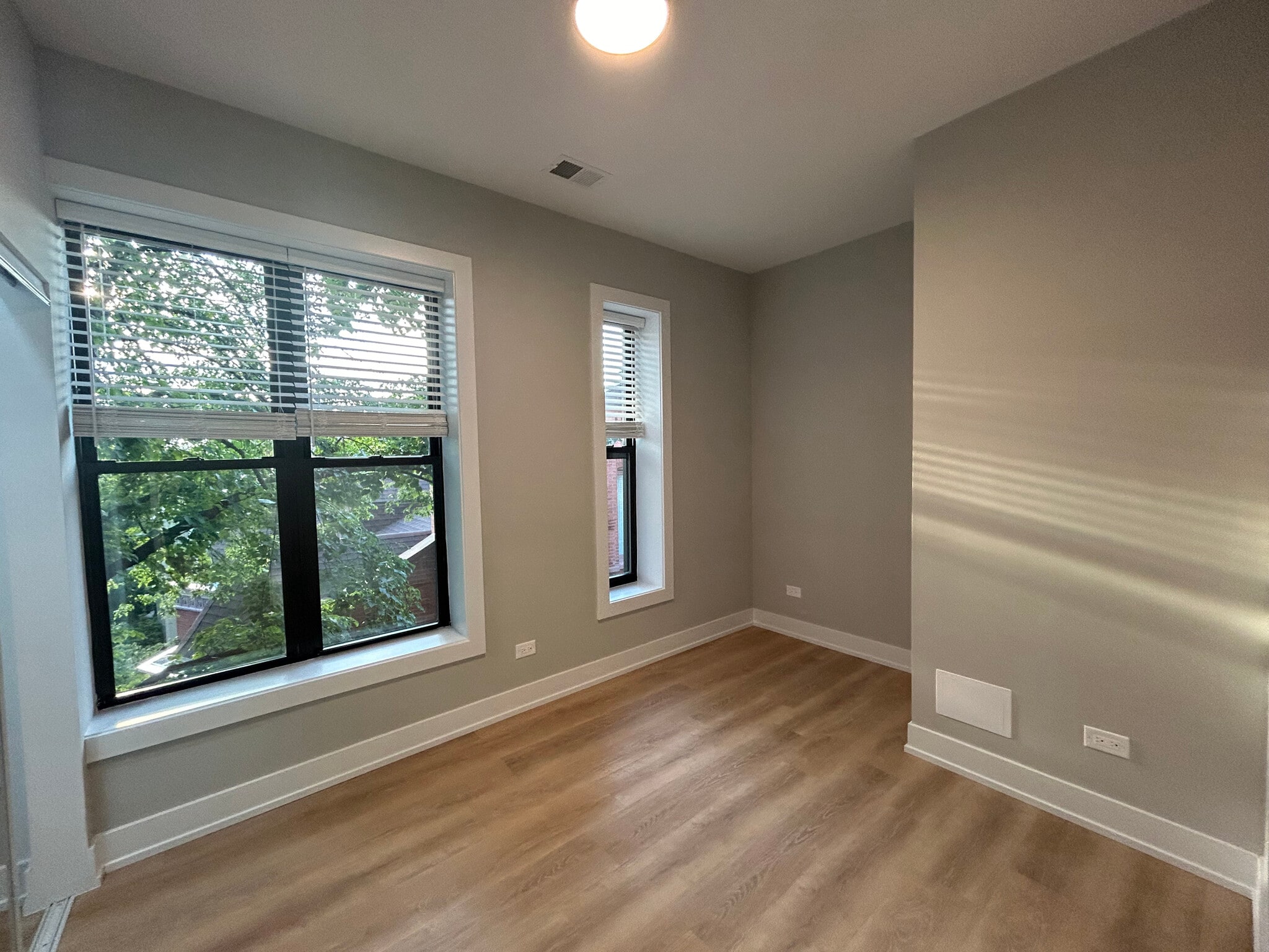 Building Photo - 423 W Belden Ave