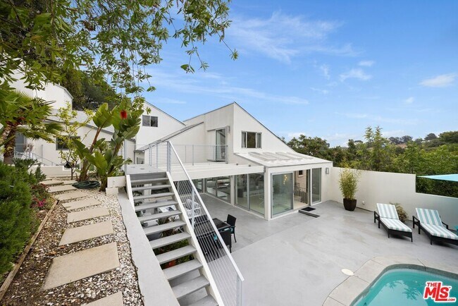 Building Photo - 3210 Coldwater Canyon Ln