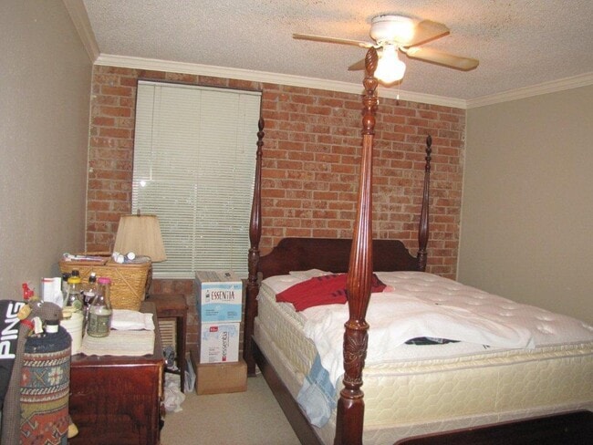 Building Photo - Gated 2br w/pool at N. Gates of LSU on Highland by the Chimes