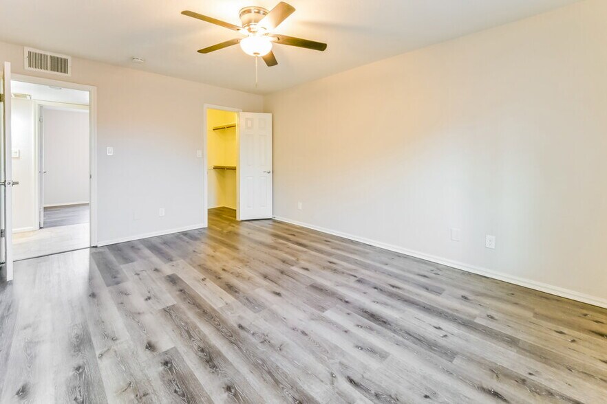 Building Photo - 2641 E Isabella Ave