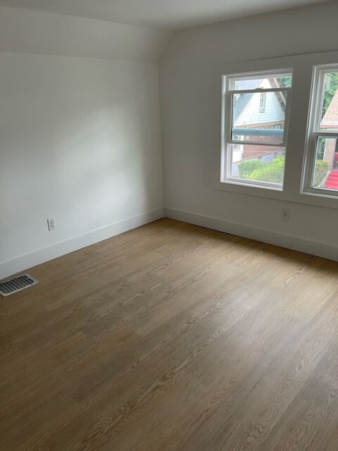 Building Photo - 557 Maple Ave