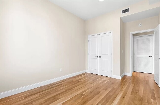 Building Photo - Compact, Modern & Convenient 1BR