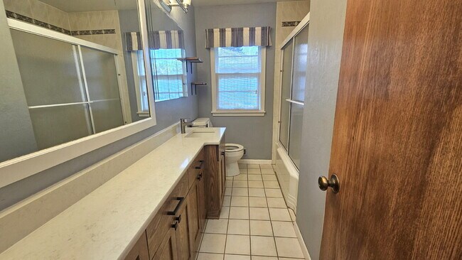 Building Photo - Amazing 4-Bedroom Retreat with 2 Full Baths and 2400 Sq Ft of Space in Minneapolis.
