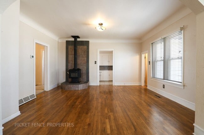 Building Photo - Charming 3-bedroom, 2-bathroom Home
