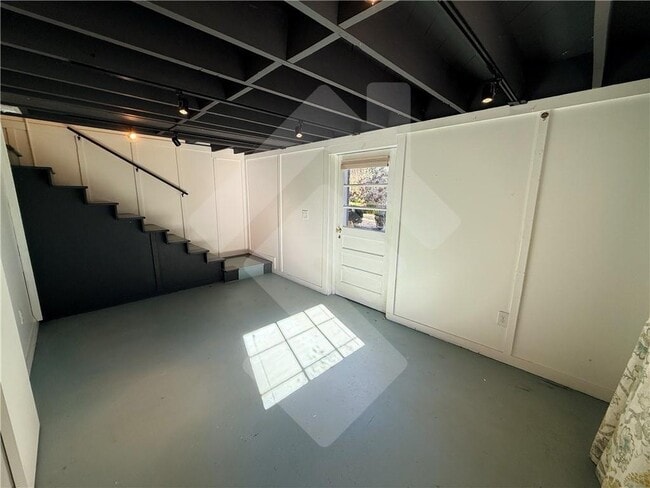 Building Photo - 140 Spring Dr