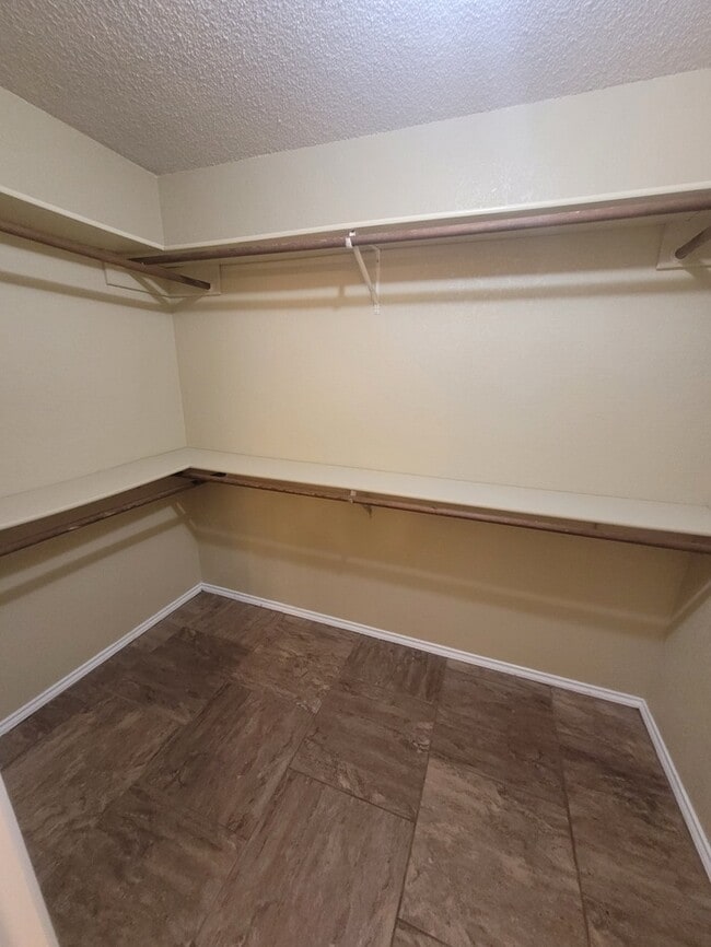 Building Photo - 3 bed 2 bath 2 car garage on cul-de-sac!