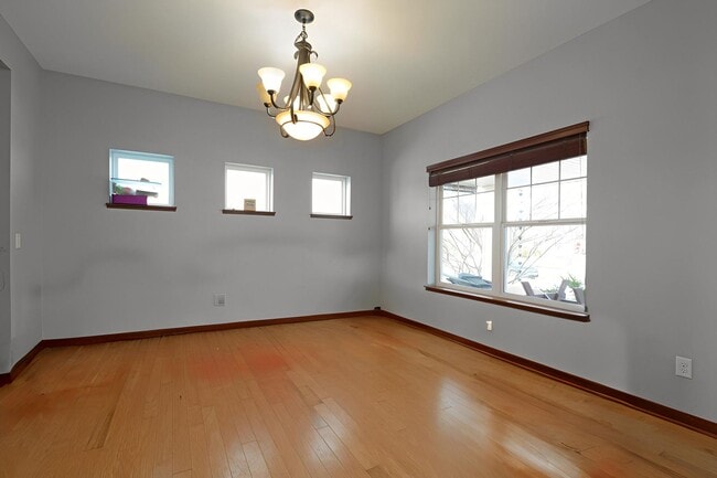 Building Photo - Spacious 5-Bed 4-Bath Home Available in Chaska - Great Location!