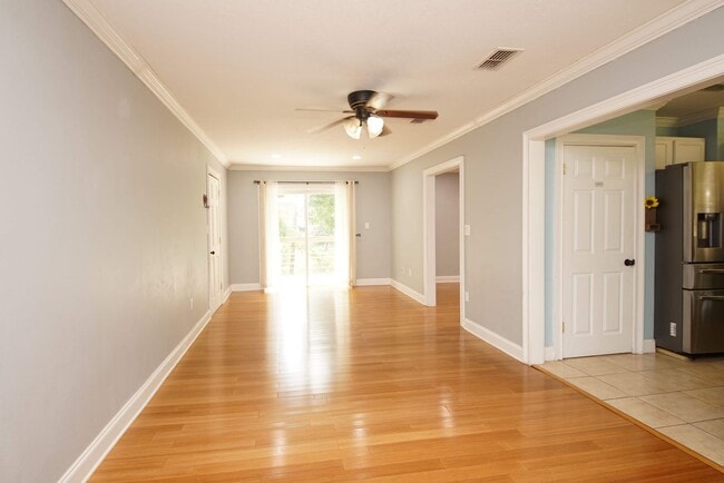 Building Photo - Central Niceville Location