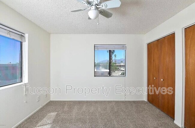 Building Photo - 902 E Elm St